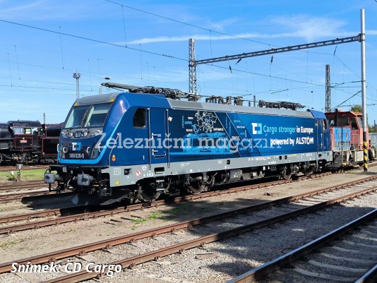 TRAXX 388.020 ve speciálním polepu