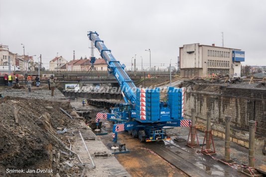 Severní most přes Mikulášskou ulici v Plzni snesen